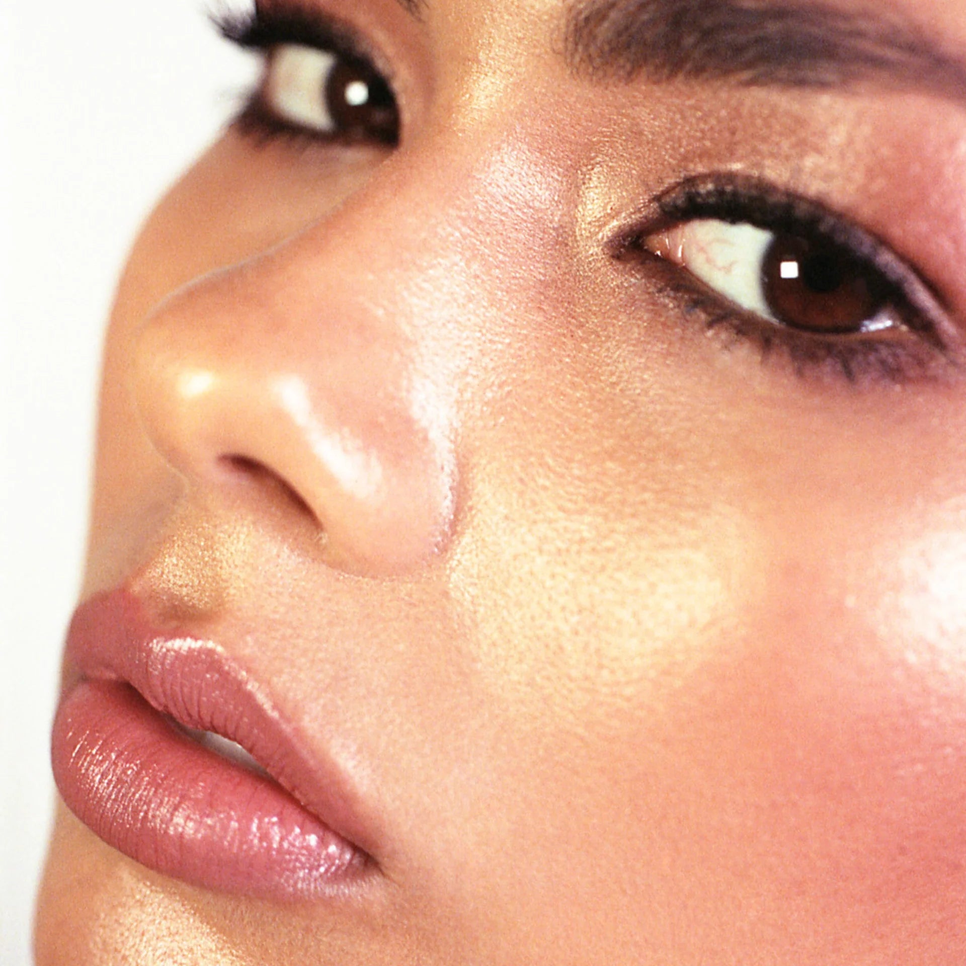 Iluminador Compacto From Within | Brillo Intenso + Luminosidad Modulable para Todo el Rostro