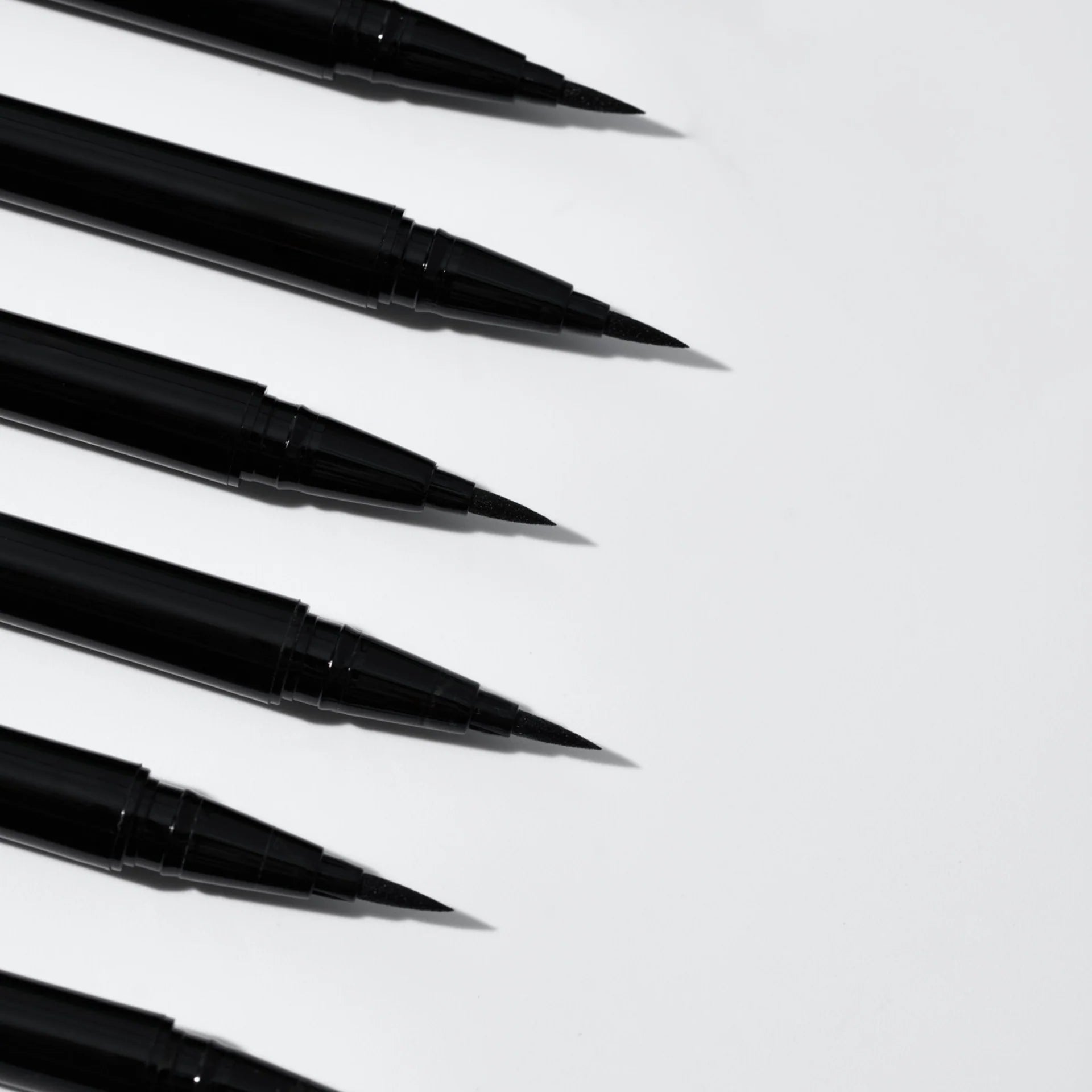 On Point Liquid Liner Pen | Punta de fieltro de precisión + resistente al agua + negro azabache