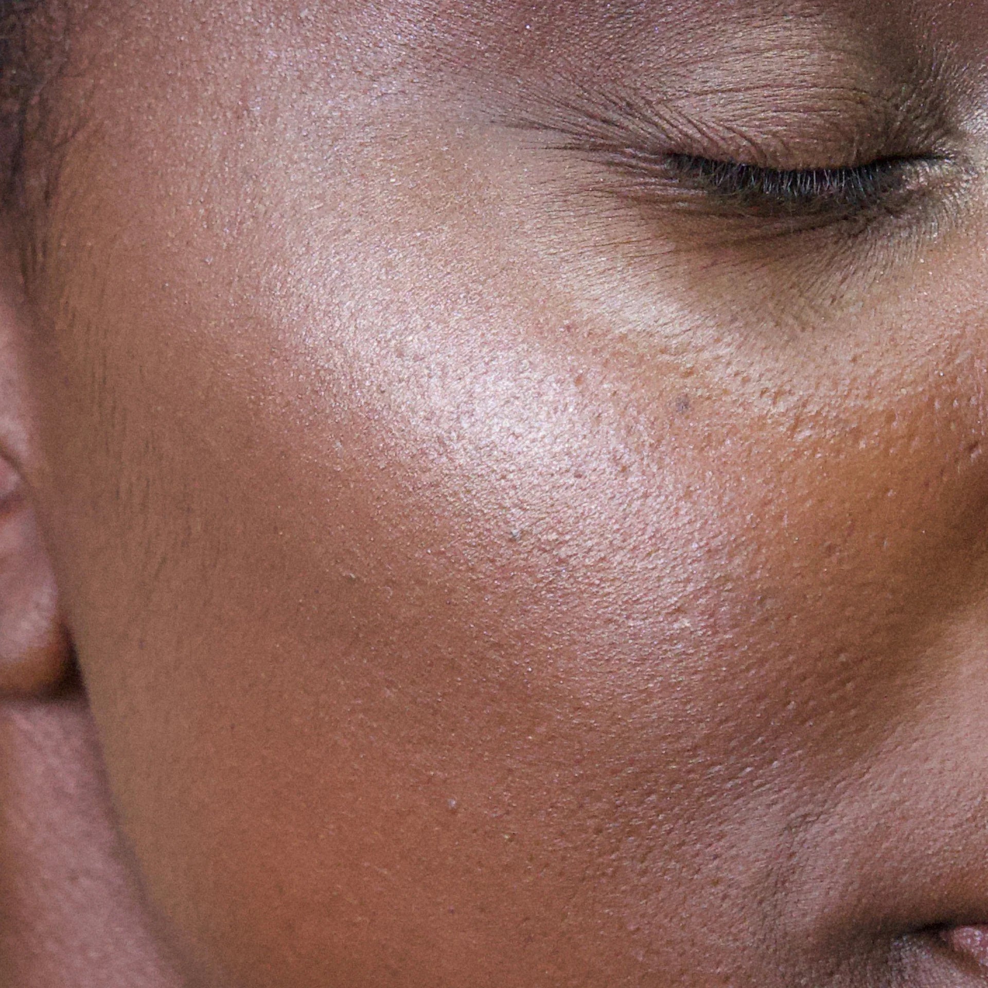 Iluminador Compacto From Within | Brillo Intenso + Luminosidad Modulable para Todo el Rostro
