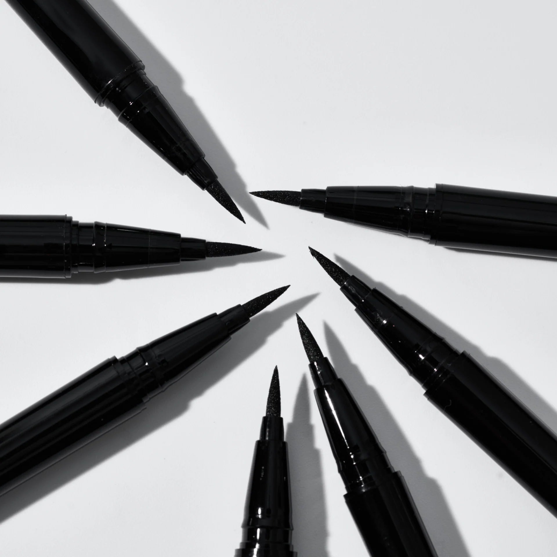 On Point Liquid Liner Pen | Punta de fieltro de precisión + resistente al agua + negro azabache
