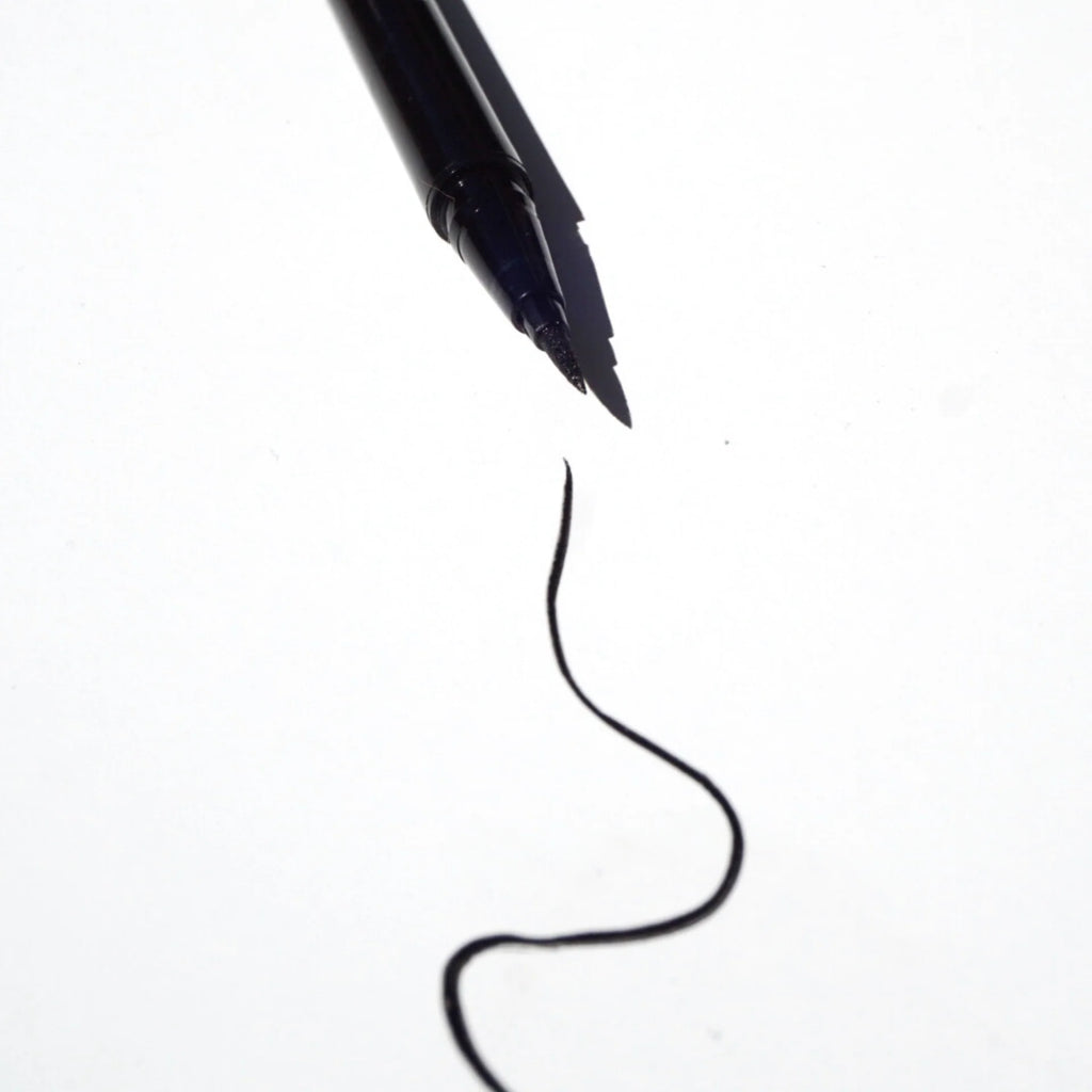 On Point Liquid Liner Pen | Punta de fieltro de precisión + resistente al agua + negro azabache