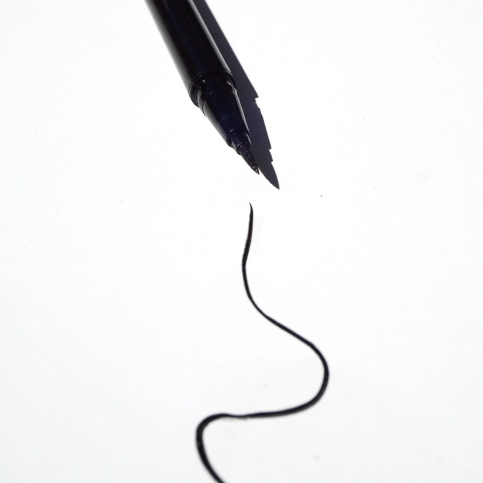 On Point Liquid Liner Pen | Punta de fieltro de precisión + resistente al agua + negro azabache